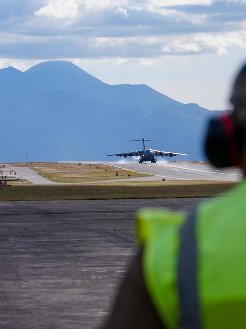 Imagen del descenso del avión de la Fuerza Aérea estadounidense con la donación a bordo. (Foto: Embajada de EE.UU. en Guatemala/Soy502)