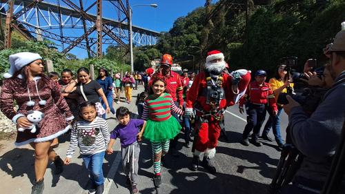 Los niños esperaban al mayor Chacón que realizó el tradicional descenso por el puente Las Vacas. (Foto: Bomberos Municipales)