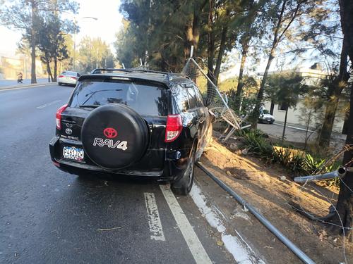 La valla evitó que el automovilista se estampara contra un árbol. (Foto: Amílcar Montejo)