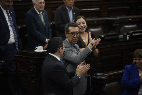 Con aplausos, despidieron a Jonathan Menkos del hemiciclo parlamentario. (Foto: Wilder López/Soy502)