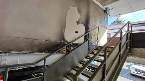 En las paredes persisten daños ocasionados por el incendio de 2021. (Foto: Karla Gutiérrez/Soy502)