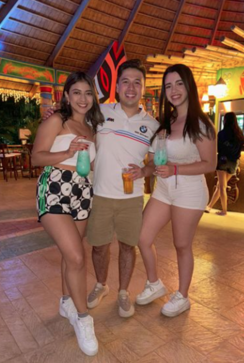 Marce Aguilar con Natalia Solares y Joshua Aldana. (Foto: Instagram)