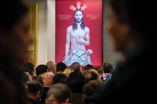 El cartel del artista sevillano Salustiano García muestra a Cristo resucitado, ligeramente cubierto por un lienzo blanco. (Foto: AFP)