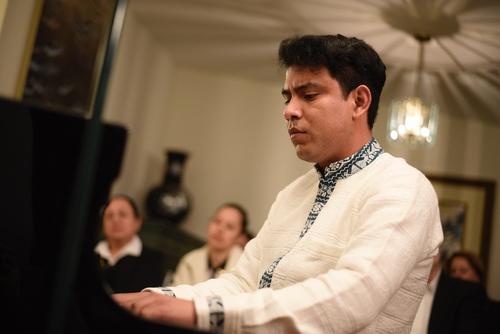 Anthony Perdomo, el pianista genio que brilla en el mundo 