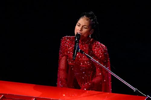 Alicia Keys sorprendió con su interpretación en piano. (Foto: AFP)