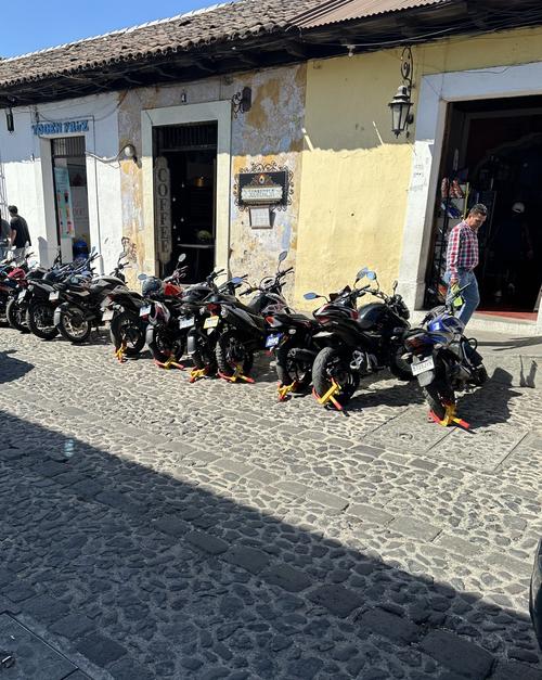 Los motoristas deben estacionarse únicamente en línea blanca. (Foto: @valee_m15)