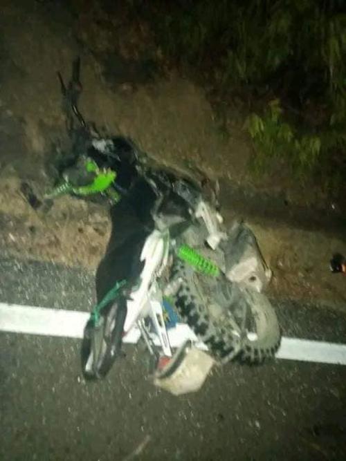 La motocicleta donde se conducían los tres. (Foto: redes sociales)