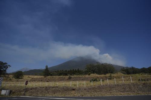 Desde horas de la mañana se inició el incendio forestal en el volcán de Agua. (Foto: Wilder López/Soy502)