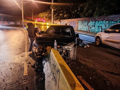 El vehículo quedó destrozado tras el accidente en la zona 5. (Foto: Amílcar Montejo)