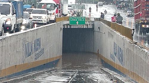 Se registra una inundación en el viaducto del kilómetro 19 de la ruta al Pacífico. (Foto: cortesía)