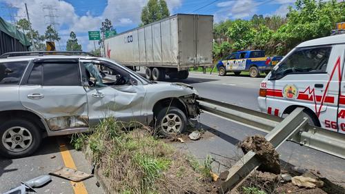 Uno de los vehículos que estuvo involucrado en el accidente quedó sobre el arriate central. (Foto: Bomberos Voluntarios)