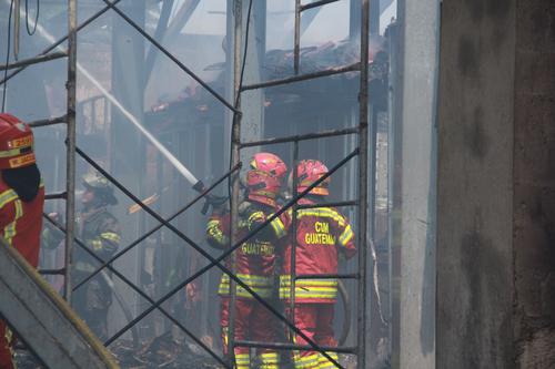 Los cuerpos de socorro trabajan para apagar el fuego que consume el restaurante. (Foto: Fredy Hernández/Soy502)