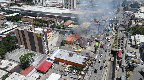 Así se observaba el incendio que consumió un reconocido restaurante de la avenida Petapa. (Foto: Juan Carlos Pérez/Soy502)