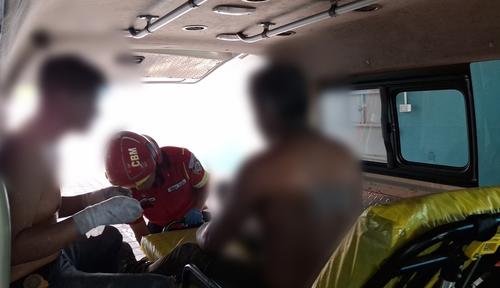 Dos hombres resultaron heridos durante un incendio en una fábrica en la avenida Petapa. (Foto: Bomberos Municipales)