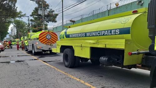 Un incendio se registró la tarde de este viernes en una fábrica de la avenida Petapa. (Foto: Bomberos Municipales)