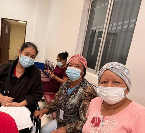 Juana Iris junto a amigas que la motivaron a iniciar con el albergue. (Foto: cortesía)