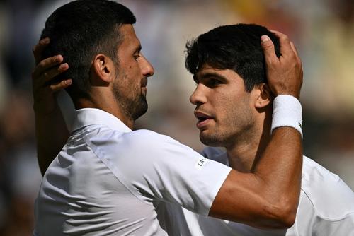 Novak Djokovic saluda al español y lo felicita por su triunfo. (Foto: AFP)
