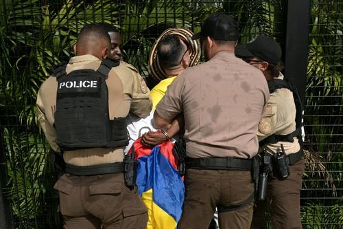 Varias personas identificadas con los colores de Colombia fueron retenidas. (Foto: AFP)