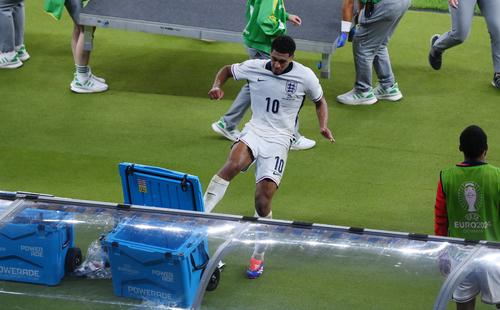 El jugador descargó su rabia contra el contenedor de bebidas. (Foto: Sport Center)