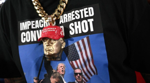 Camisetas con la imagen de Trump tras el atentado (Foto: Captura de Pantalla)