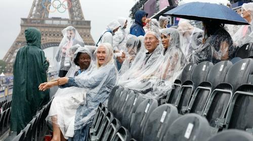 Llueve en París a minutos de la ceremonia inaugural de Paris 2024 (Foto: Captura de pantalla)