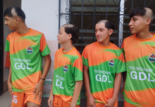Jóvenes de Jalpatagua son presentados con cortes de pelo peculiares (Foto: captura de pantalla)