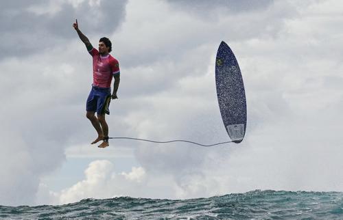 Esta es la imagen de la competencia de surf en los Juegos Olímpicos 2024, que se ha viralizado en redes sociales. (Foto: AFP) 