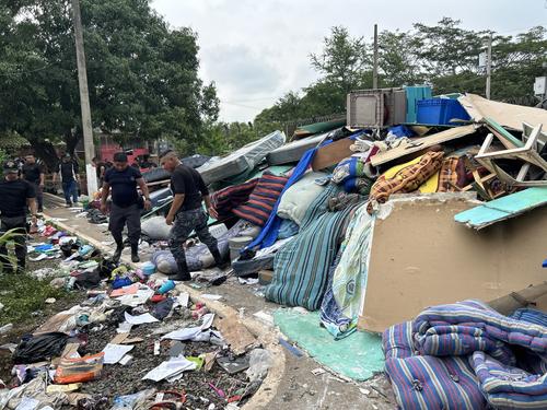 La PNC comenzó a sacar todo lo que encontraban dentro de la cárcel. (Foto: Carlos Alonzo)