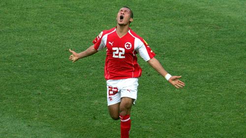 El suizo Johan Vonlanthen anotando en la Eurocopa de 2004. (Foto: UEFA)