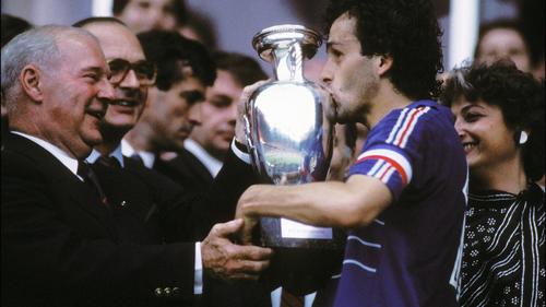 El francés Michel Platini con la Eurocopa de 1984. (Foto: UEFA)