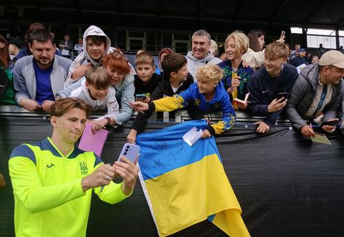 Los jugadores de la selección ucraniana interactuaron con sus seguidores. (Foto: AFP)