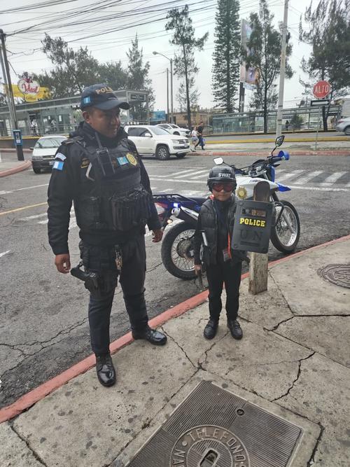 El menor asegura que cuando sea grande será policía. (Foto: PNC)
