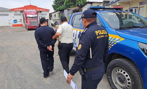 En Livingston, Izabal, capturaron a Selvin de 38 años, al ser sorprendido abusando a un menor de 13 años. (Foto: PNC)