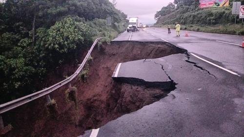 Este es el hundimiento que se registra en la autopista Palín-Escuintla desde el pasado jueves. (Foto: redes sociales)