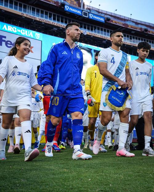 El capitán guatemalteco sale al lado de Messi en los actos protocolarios del partido. (Foto: Instagram/Leo Messi)