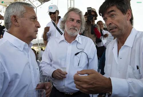 El expresidente Otto Pérez Molina junto con los directivos de TCQ, Juan José Suárez Mesenguer y Ángel Pérez Maura durante una visita a EPQ previo a firmar el usufructo. (Foto: Ricig)