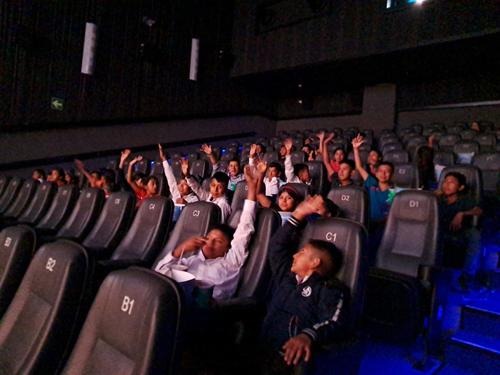 Los estudiantes disfrutaron de una película en el cine. (Foto: Juan Josué)