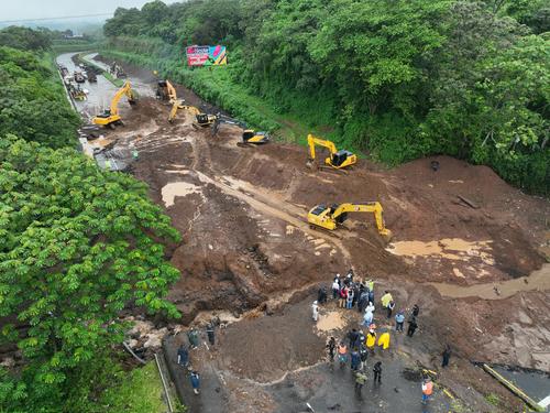 Según autoridades de Caminos, hay equipos trabajando hasta 12 horas para reparar el hundimiento en el kilómetro 44 de la autopista Palín-Escuintla. (Foto: SCSP)