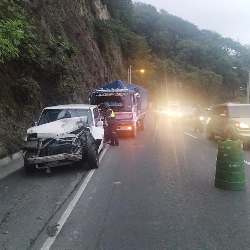 Se movilizó un vehículo que colisionó en el sector de las Charcas, con dirección a San Cristóbal. (Foto: @Tránsito_Mixco)