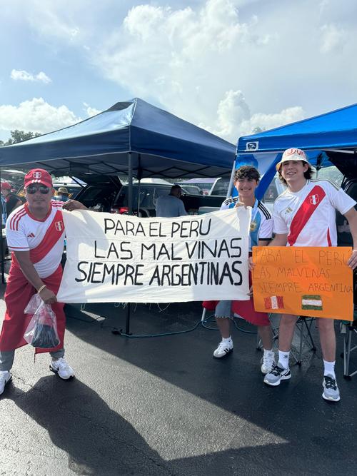El mensaje de los hinchas peruanos en la previa del partido contra Argentina. (Foto: INF)