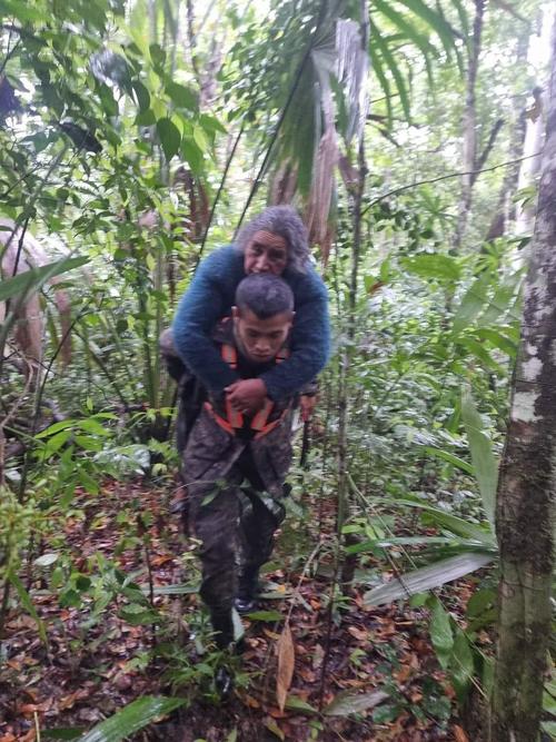 El momento en que fue encontrada la turista nacional en Tikal. (Foto: Brigada de Rescate en Petén)