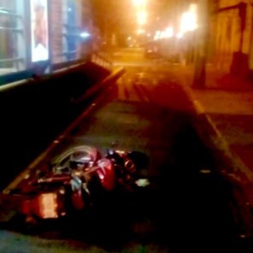 Un motorista en estado de ebriedad dejó abandonada la motocicleta y se fue corriendo. (Foto: Amílcar Montejo)