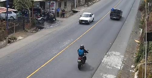 Las cámaras de seguridad muestran el momento en que Alex se conducía en su motocicleta, con rumbo a su trabajo. (Foto: Municipalidad San Juan Alotenango)