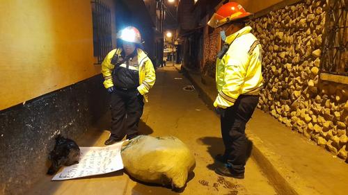 Los Bomberos Municipales de Mixco junto al costal en la zona 6. (Foto: BMM)