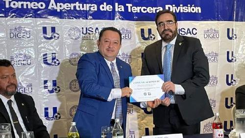 Walter Mazariegos, rector de la Universidad de San Carlos, y Juan García, presidente de Comunicaciones, en 2022. (Foto: ESPN)