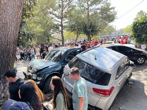 Universidad Mariano Gálvez, Accidente de Tránsito, Guatemala, estudiante bajo carro