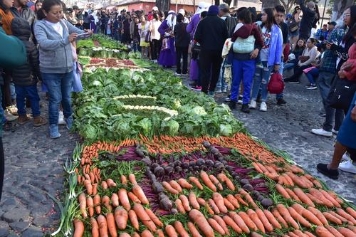 Los presentes se maravillan por el arte realizado con la comida en Semana Santa. (Foto: Fredy Hernández / Soy502)