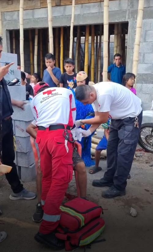 Un hombre cayó de 7 metros de altura cuando realizaba una dramatización en Retalhuleu. (Foto: Cruz Roja)