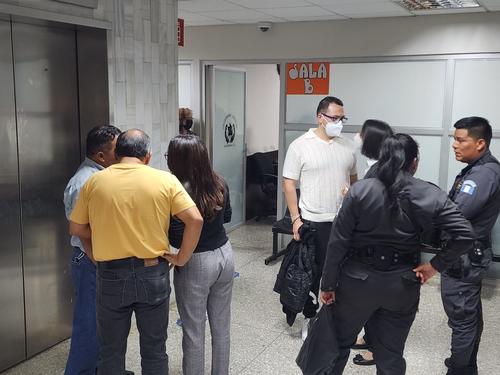 El enfermero Luis Castro conversa con otra de las imputadas en el caso al salir de la audiencia. (Foto: Dulce Rivera/Soy502)