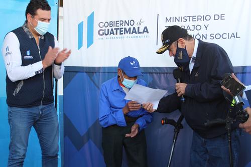 Alejandro Giammattei y Rafael Rodríguez recorrieron todos los departamentos con el cuestionado Programa del Adulto Mayor. (Foto: Archivo/Gobierno de Guatemala)